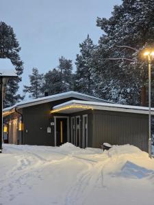 Un bâtiment avec beaucoup de neige devant lui dans l'établissement Levilehto Apartments, à Levi 18 autres photos