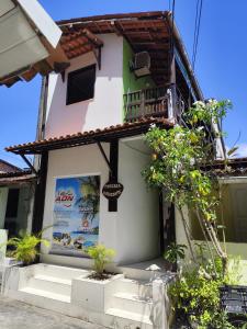 a building with a sign on the side of it at Pousada Horizonte in Ilha de Boipeba