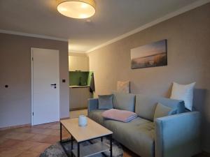una sala de estar con un sofá y una mesa en Appartment Zweierlei, en Zingst 2 fotos más