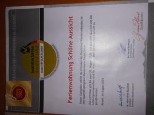 une bouteille de vin dans l'établissement Fewo Schöne Aussicht, à Diemelsee