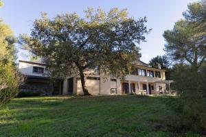 een oud huis met een boom in de tuin bij Évasion et Confort Aubagne in Aubagne