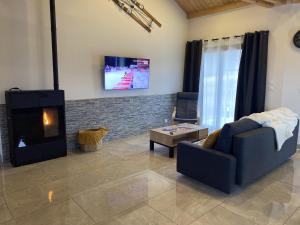 un salon avec un canapé et une cheminée dans l'établissement Magnifique Villa Sabot de Venus, à Le Lautaret