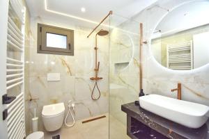 ein Badezimmer mit Waschbecken und Spiegel in der Unterkunft Villa Sokratis Mountain View in Porti  + 31 Fotos