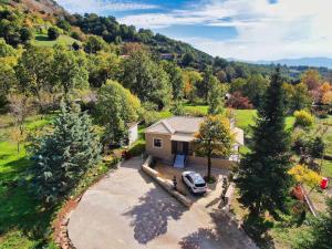 eine Luftansicht eines Hauses mit einem Auto in einer Einfahrt in der Unterkunft Villa Sokratis Mountain View in Porti 