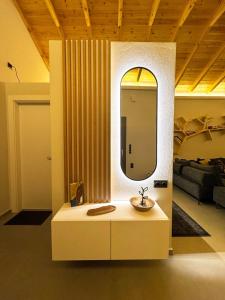 ein Badezimmer mit Waschbecken und Spiegel in der Unterkunft Villa Sokratis Mountain View in Porti 