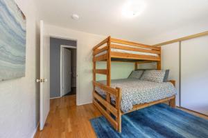 ein Schlafzimmer mit einem Etagenbett in einem Haus in der Unterkunft Point Lyle in Mosier