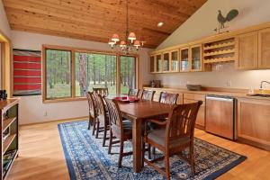 eine Küche und ein Esszimmer mit einem Holztisch und Stühlen in der Unterkunft Glaze Meadow 376 in Black Butte Ranch