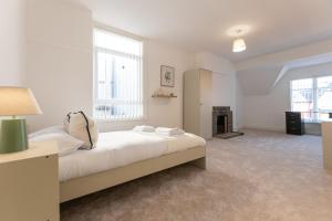 Postel nebo postele na pokoji v ubytování StaywithAlexandra 3