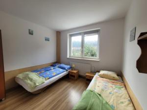 Ένα ή περισσότερα κρεβάτια σε δωμάτιο στο Zagroda Studzienno & Agroturystyka