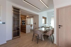 Kuchyň nebo kuchyňský kout v ubytování Villa Petradi with private pool