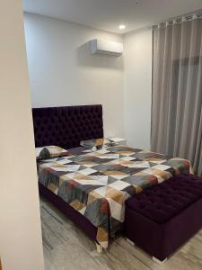 une chambre avec un lit et un canapé dans l'établissement Dar Selima Hammamet, à Hammamet 46 autres photos