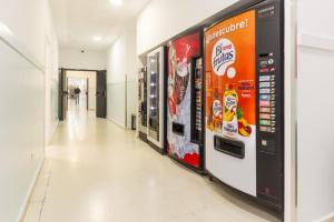 Un pasillo en un edificio con máquinas expendedoras en Hostal Welcome, en Madrid