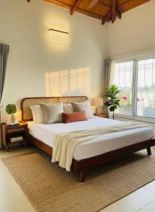 Un pat sau paturi într-o cameră la Nesara Home Stay Mysuru