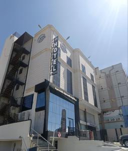 Un edificio con un cartel en el frente. en اوبن هوسبتالتي ابها Open, en Abha