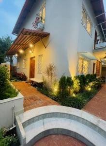 O grădină în afara Nesara Home Stay Mysuru