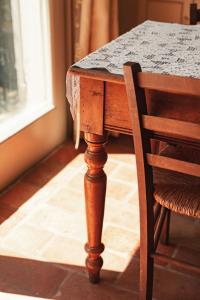 ein Holztisch mit schwarzer Tischplatte und ein Stuhl in der Unterkunft Geräumige Zweizimmerwohnung in Pesaro