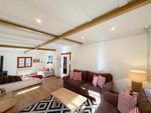 ein Wohnzimmer mit Sofa und Tisch in der Unterkunft Blue House in Urtx