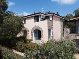 une vieille maison au bord de la route dans l'établissement La casa 3M L, à Santa Maria