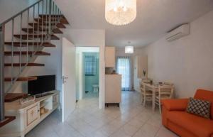 un salon avec un escalier et une salle à manger dans l'établissement La casa 3M L, à Santa Maria