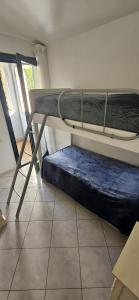 Ce lit superposé se trouve dans une chambre située à côté d'une fenêtre. dans l'établissement La casa 3M L, à Santa Maria 7 autres photos
