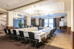 a conference room with a long table and chairs at Hotel Asteria in Venray