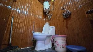 Ένα μπάνιο στο TREE HOUSE BY THE CITY ESCAPE