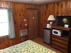 Kuchyň nebo kuchyňský kout v ubytování Doray Motel Lake George