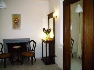 ein Wohnzimmer mit Tisch und Stühlen und einem Kamin in der Unterkunft Ferienwohnung für 2 Personen  2 Kinder ca 55 m in Miasino, Piemont Ortasee in Miasino