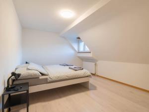 ein Schlafzimmer mit einem Bett und einem Tisch im Dachgeschoss in der Unterkunft Thun Center Apartment Close to Lake and Shops in Thun