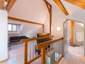 eine Treppe im Loft mit einem Wohnzimmer in der Unterkunft Thun Center Apartment Close to Lake and Shops in Thun