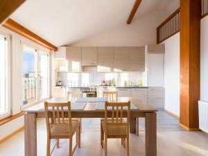 eine große Küche mit Holztisch und Stühlen in der Unterkunft Thun Center Apartment Close to Lake and Shops in Thun + 16 Fotos