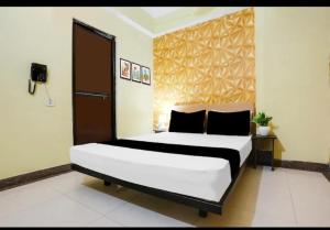 un dormitorio con una cama grande en una habitación en Magadh Kutumb Guest House, en Patna