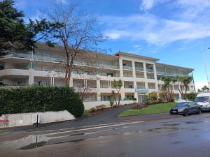 an apartment building with a car parked in front of it at Appartement Ciboure golf et Nivel in Ciboure