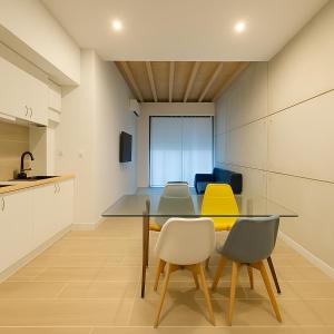 une cuisine et une salle à manger avec une table et des chaises dans l'établissement Loft 9 Nº912 by Tatiana, à Santa Pola