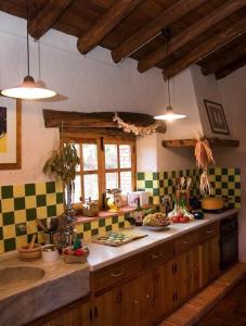 eine Küche mit einer Arbeitsplatte mit Gemüse drauf in der Unterkunft Ferienhaus für 2 Personen  2 Kinder ca 50 qm in Alajar, Andalusien Provinz Huelva in Alájar