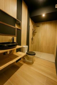 une salle de bains avec toilettes et lavabo dans l'établissement Loft 9 Nº912 by Tatiana, à Santa Pola