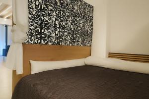 une chambre avec un lit avec un mur noir et blanc dans l'établissement Loft 9 Nº912 by Tatiana, à Santa Pola