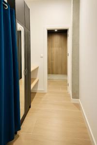 - un couloir avec une porte menant à un placard dans l'établissement Loft 9 Nº912 by Tatiana, à Santa Pola