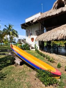 un groupe de kayaks assis devant une maison dans l'établissement Portoalegre del hamaquero, à Puerto Escondido 22 autres photos