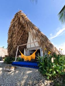 une cabane avec un hamac à l'extérieur dans l'établissement Portoalegre del hamaquero, à Puerto Escondido