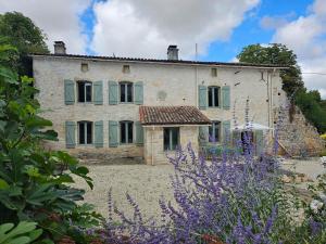 Zahrada ubytování Charente Cozy Family Winter Retreat + 42 fotografií