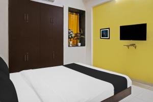 Una televisión o centro de entretenimiento en FabHotel Pristine 23 fotos más