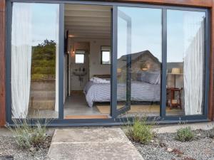 The Granary - Uk50401 في Llanstephan: غرفة بأبواب زجاجية منزلقة تؤدي إلى غرفة نوم +7 صور
