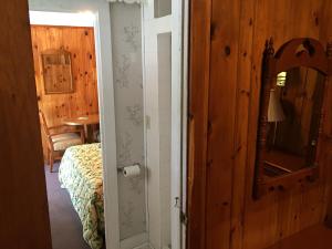 Postel nebo postele na pokoji v ubytování Doray Motel Lake George