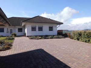 ein Haus mit einer gepflasterten Auffahrt davor in der Unterkunft Ferienwohnung für 2 Personen ca 40 m in Diemelsee-Adorf, Hessen Nordhessen in Diemelsee