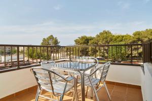 En balkon eller terrasse på Aptos Casa Luis by Invisa