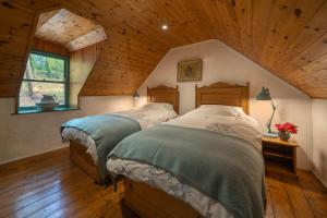 Postel nebo postele na pokoji v ubytování Cosy stone cottage on the shores of Sneem River