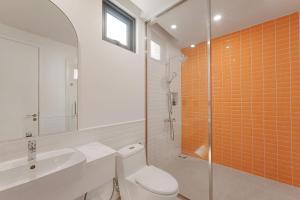 Koupelna v ubytování City Apartment Sunset Town - Sea & Fireworks View