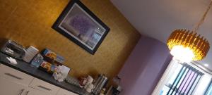 eine Küche mit einem Bild, das an der Wand hängt in der Unterkunft The Dreamcatcher Hotel in Blackpool + 20 Fotos