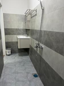 Un baño con lavabo y ducha en Home Dốc Mơ, en Xã Gia Tân